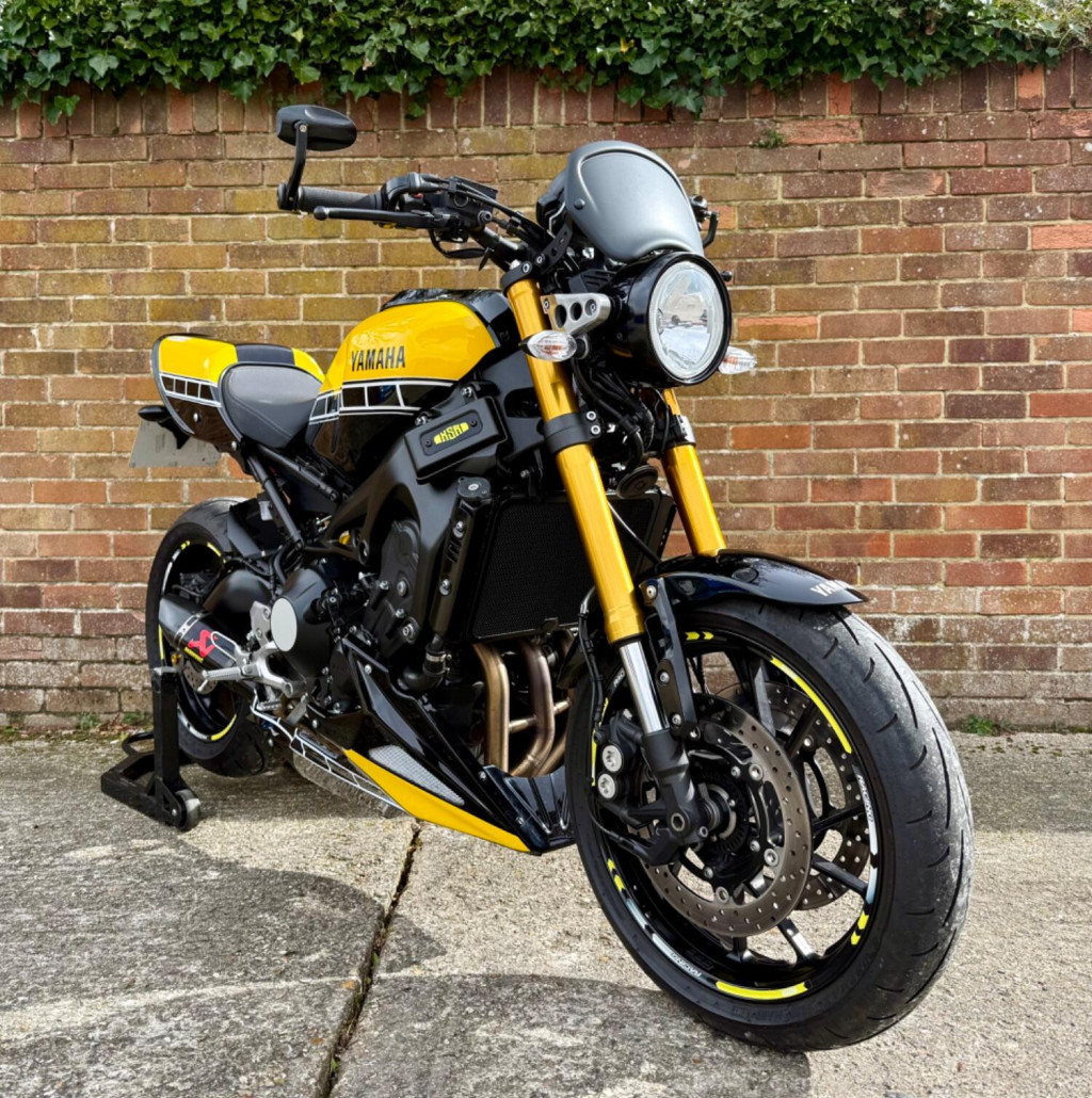 View YAMAHA XSR900 ABS