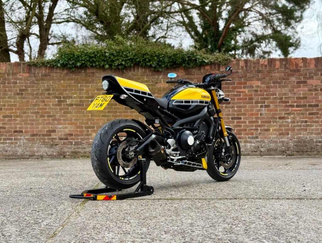 YAMAHA XSR900