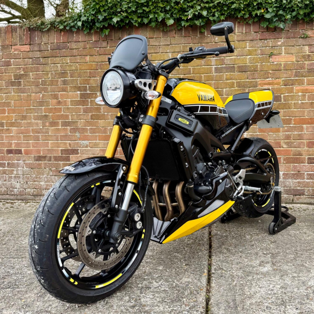 View YAMAHA XSR900 ABS