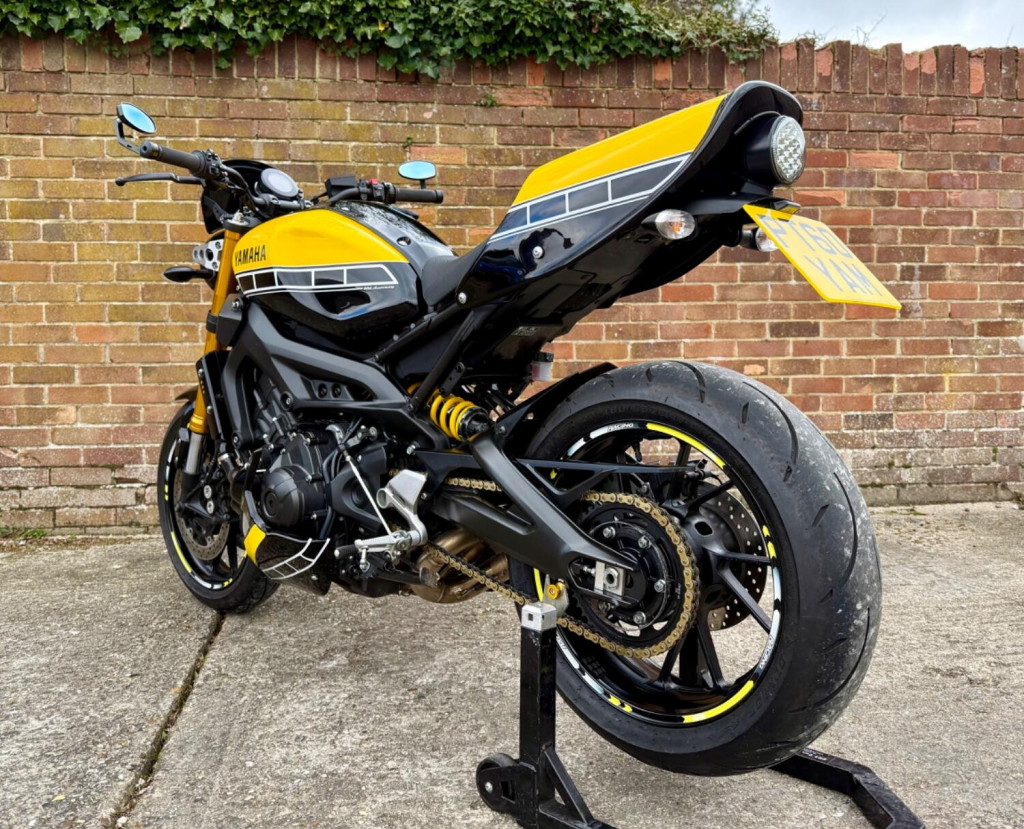 YAMAHA XSR900