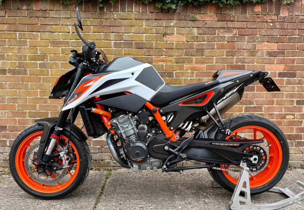 View KTM 890 DUKE R