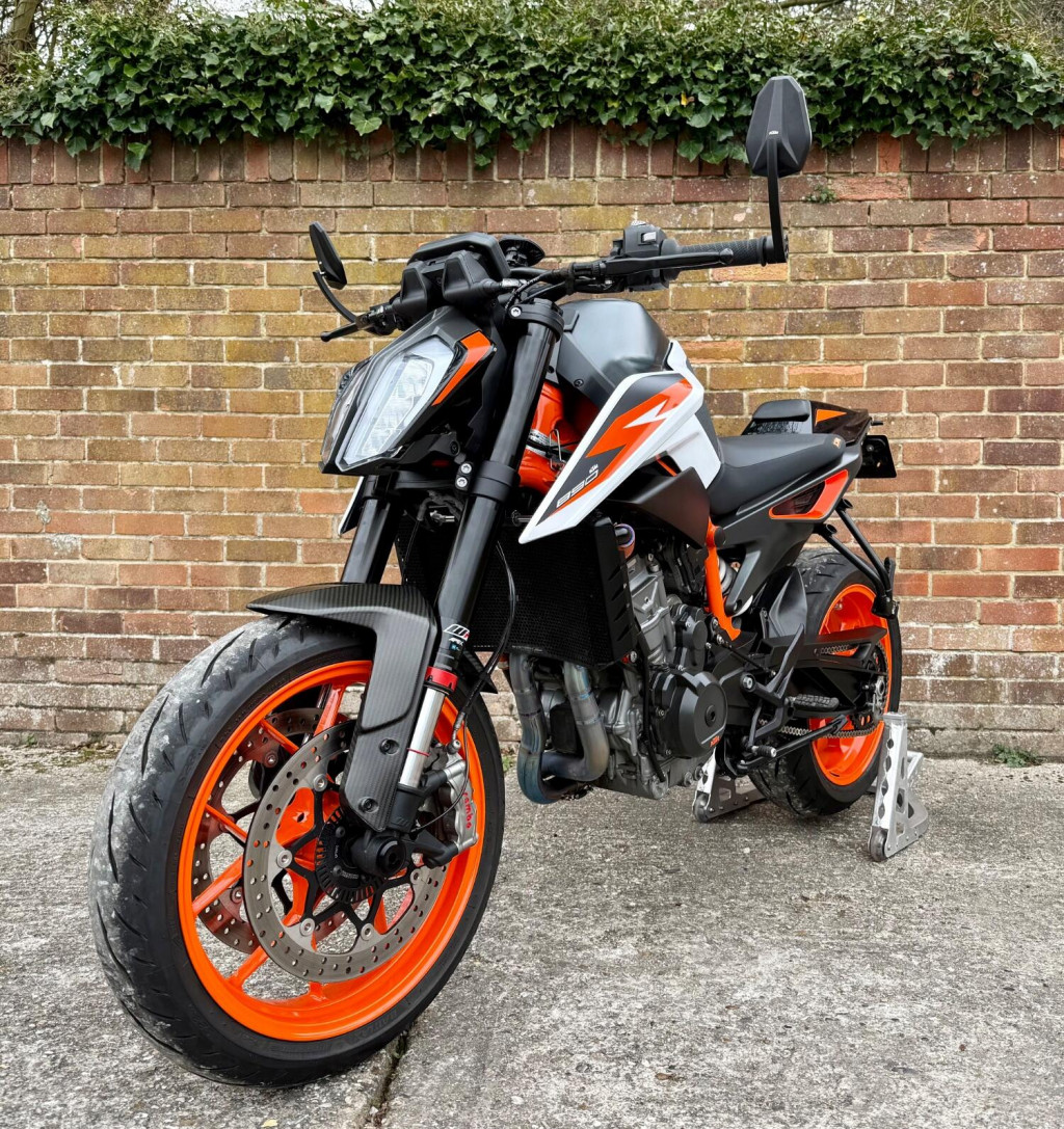 View KTM 890 DUKE R