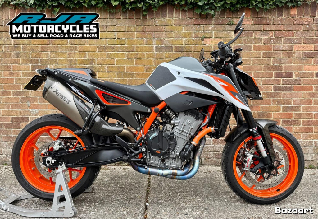 View KTM 890 DUKE R