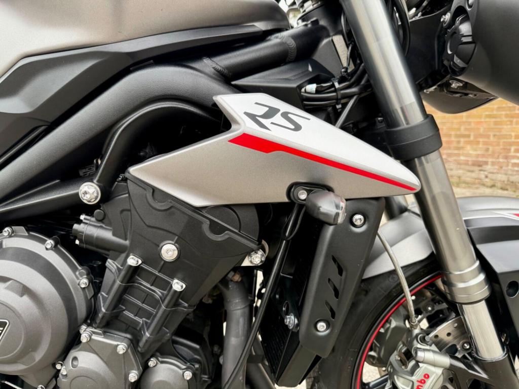 TRIUMPH STREET TRIPLE 765