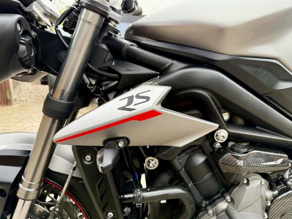 TRIUMPH STREET TRIPLE 765