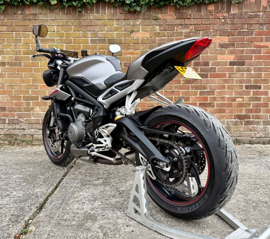 TRIUMPH STREET TRIPLE 765