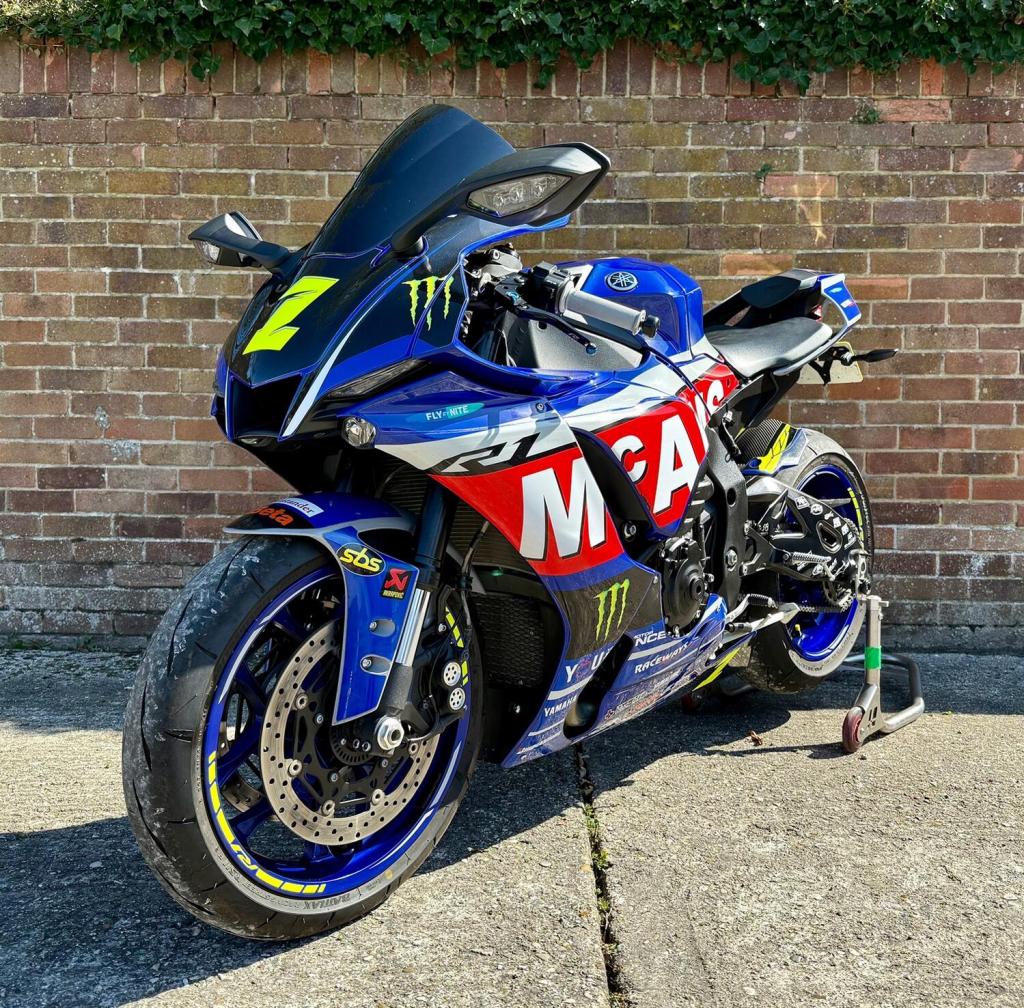 YAMAHA R1