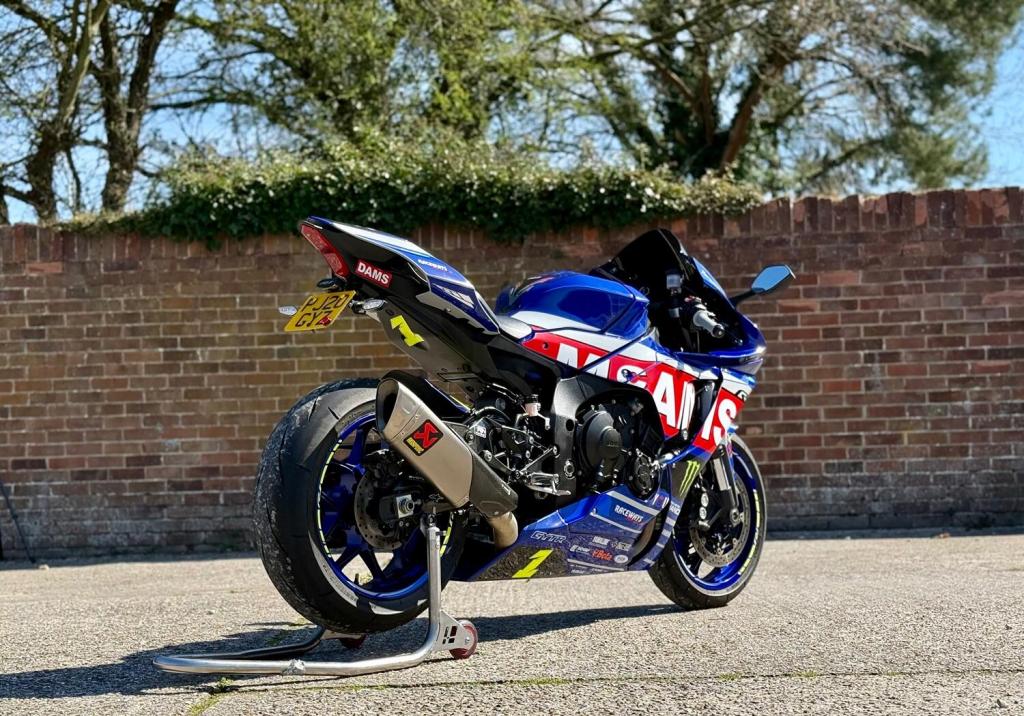 YAMAHA R1