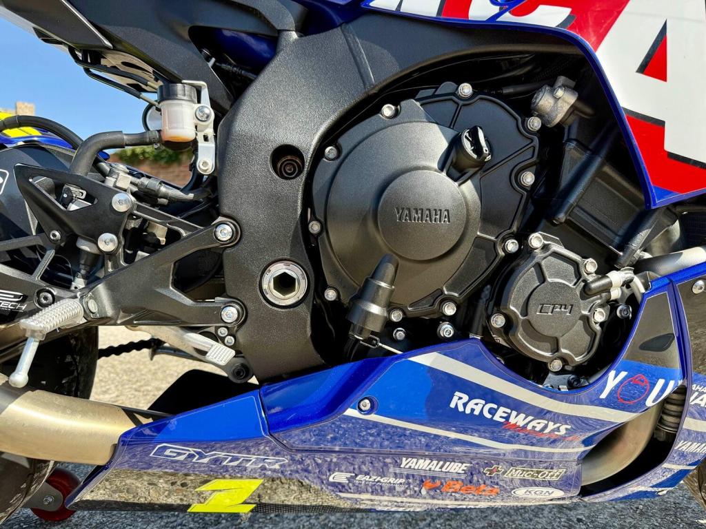 YAMAHA R1