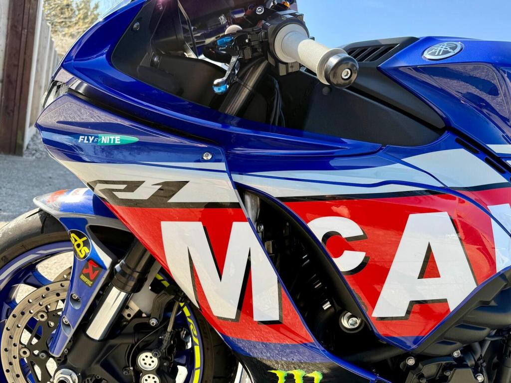 YAMAHA R1