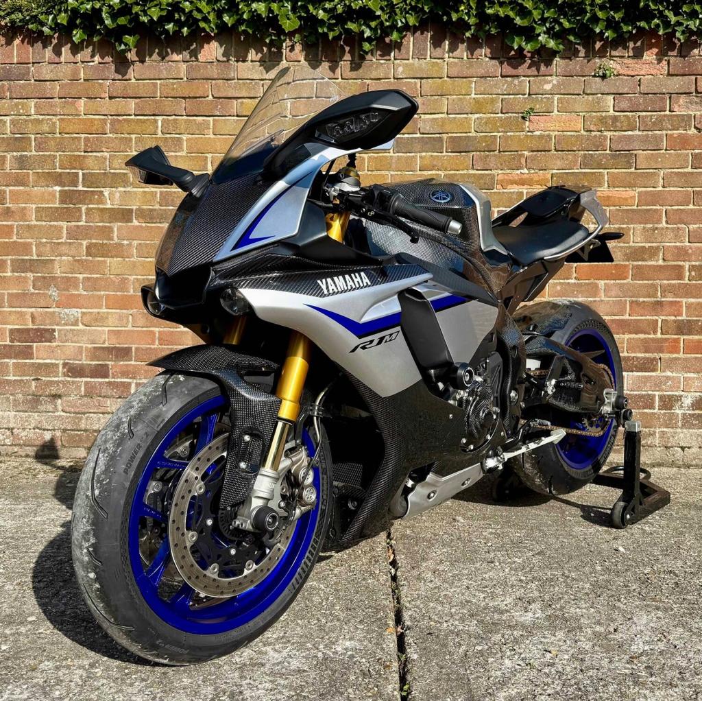 YAMAHA R1M