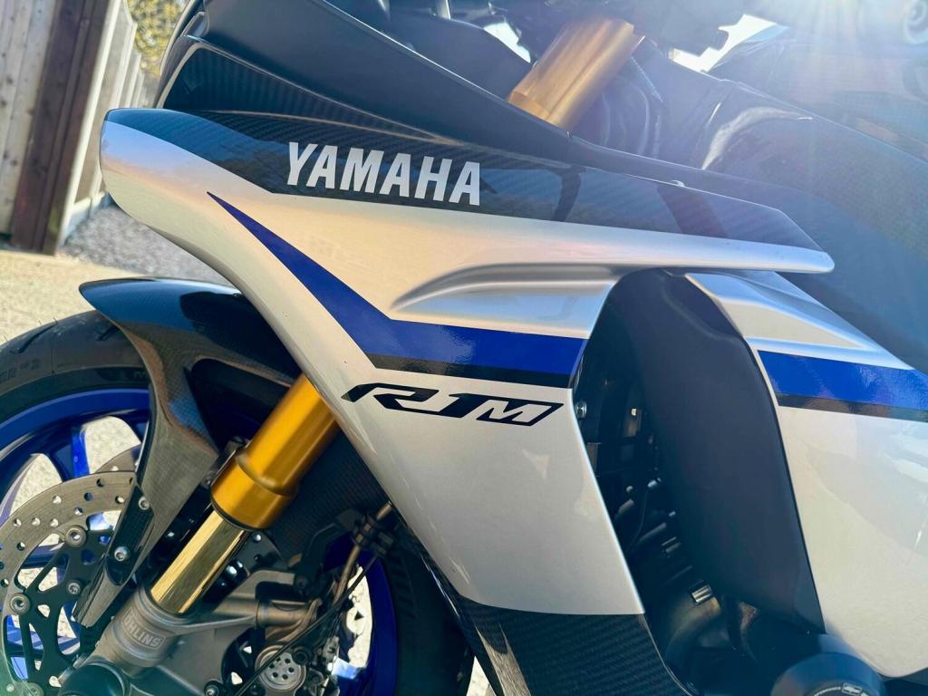 YAMAHA R1M