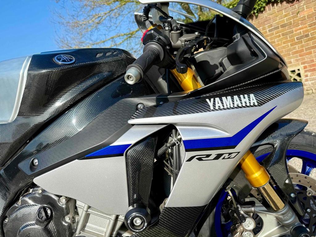 YAMAHA R1M