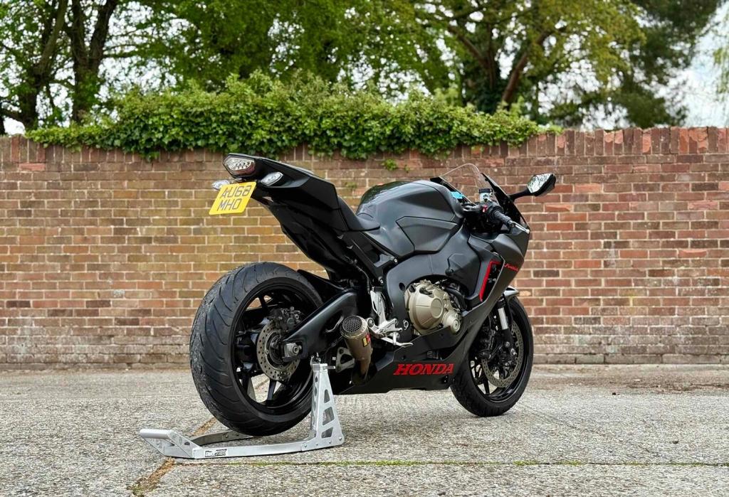 HONDA CBR1000RR Fireblade