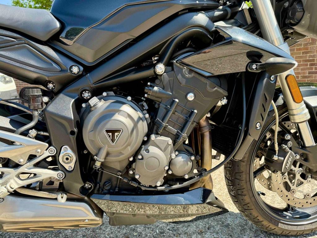 TRIUMPH STREET TRIPLE 765