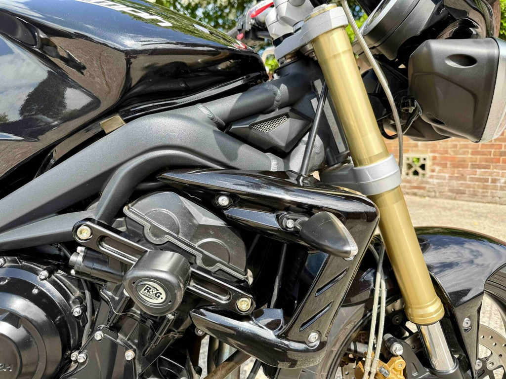 TRIUMPH STREET TRIPLE 675