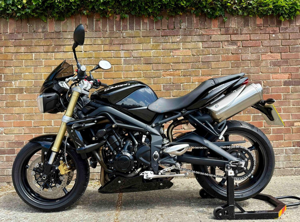 View TRIUMPH STREET TRIPLE 675 