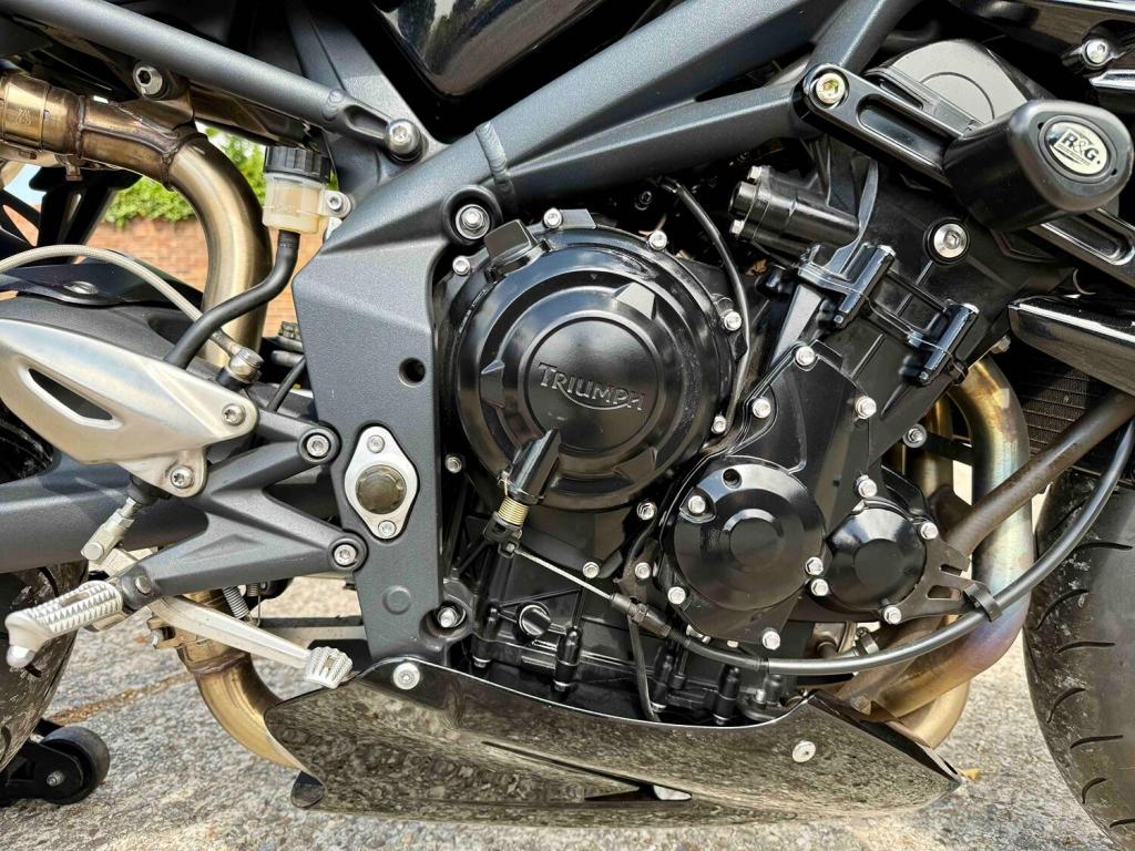 TRIUMPH STREET TRIPLE 675