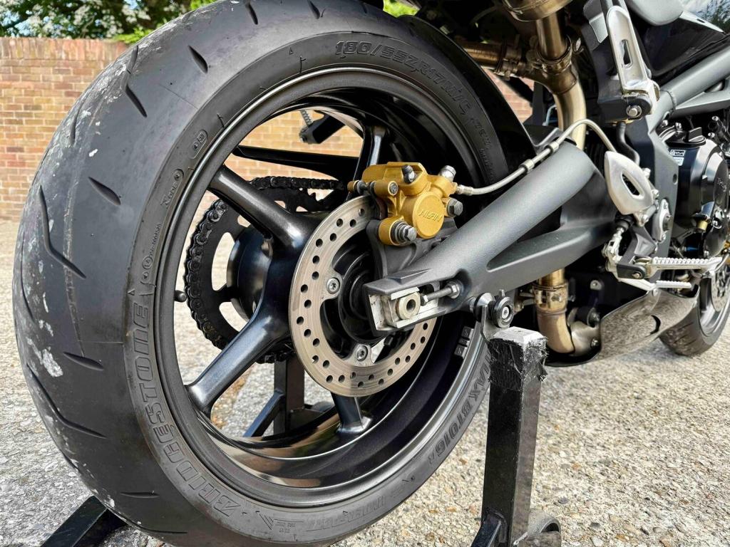 TRIUMPH STREET TRIPLE 675