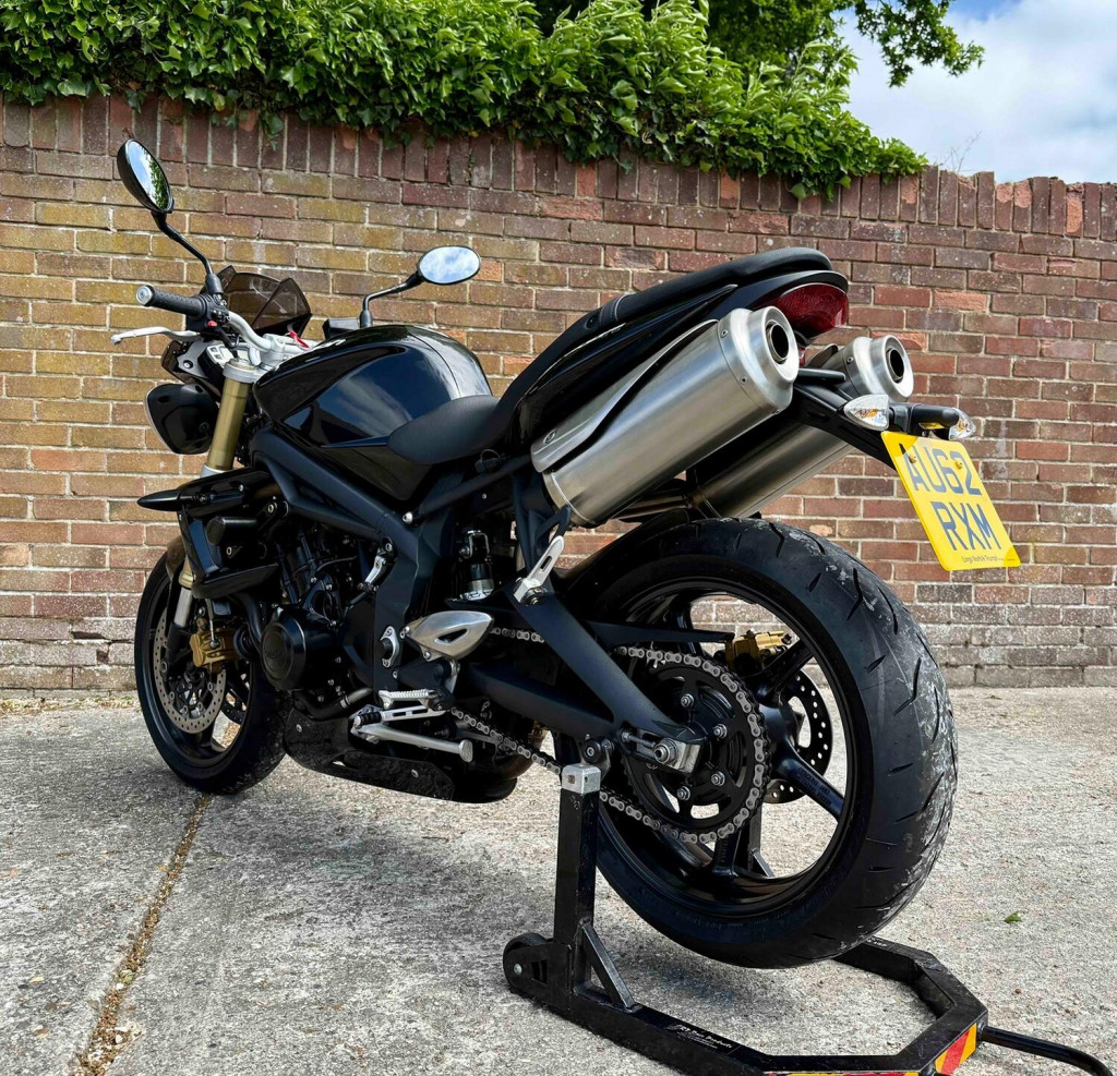 TRIUMPH STREET TRIPLE 675