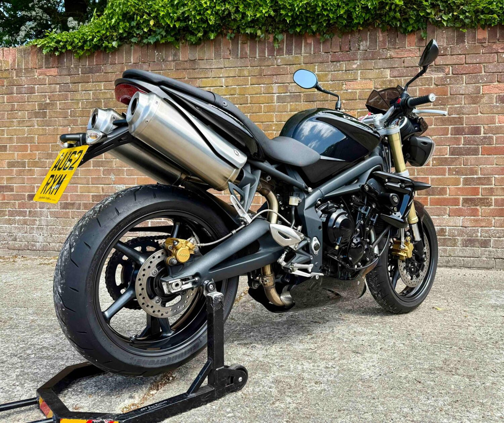 TRIUMPH STREET TRIPLE 675