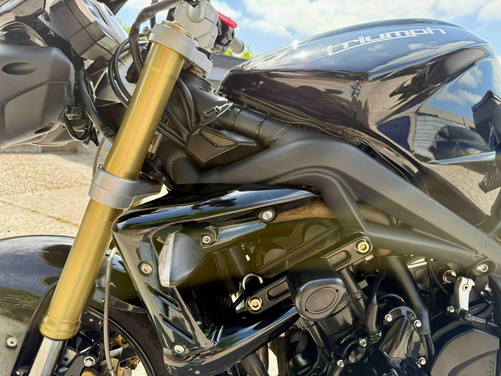 TRIUMPH STREET TRIPLE 675