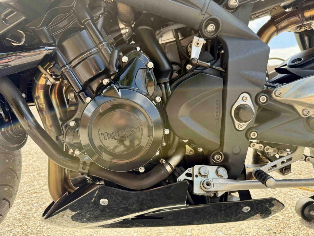 TRIUMPH STREET TRIPLE 675