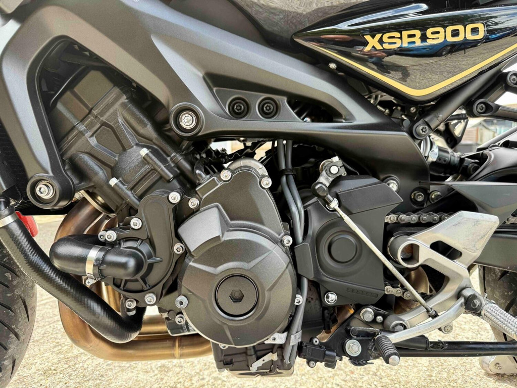 YAMAHA XSR900
