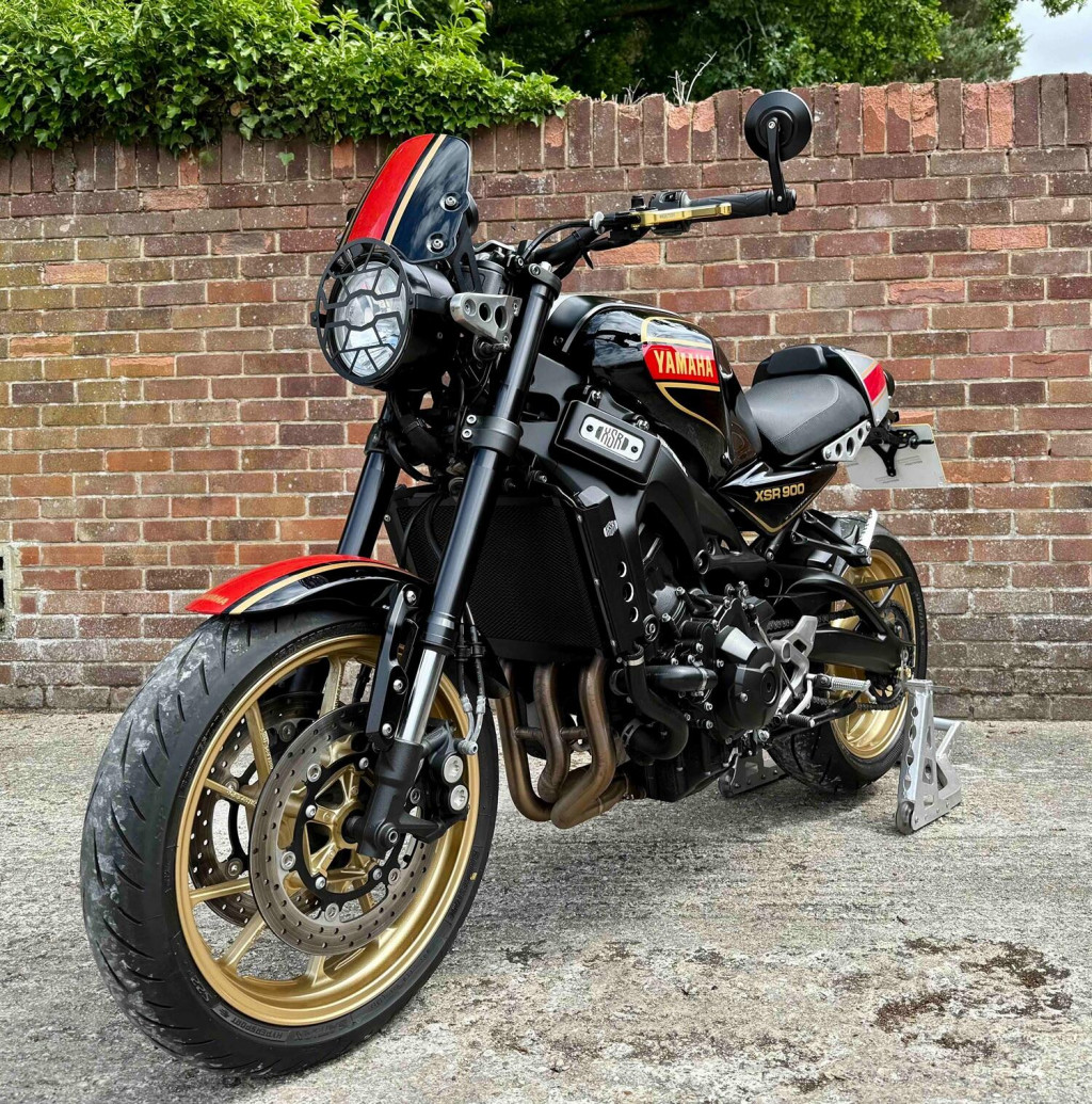 YAMAHA XSR900