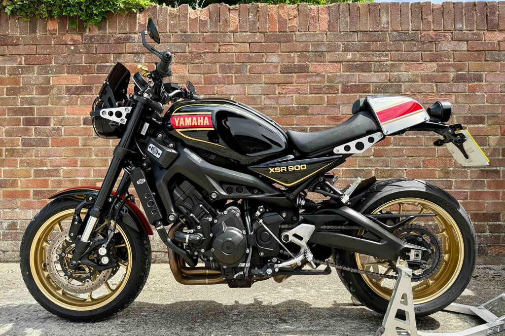 View YAMAHA XSR900 ABS