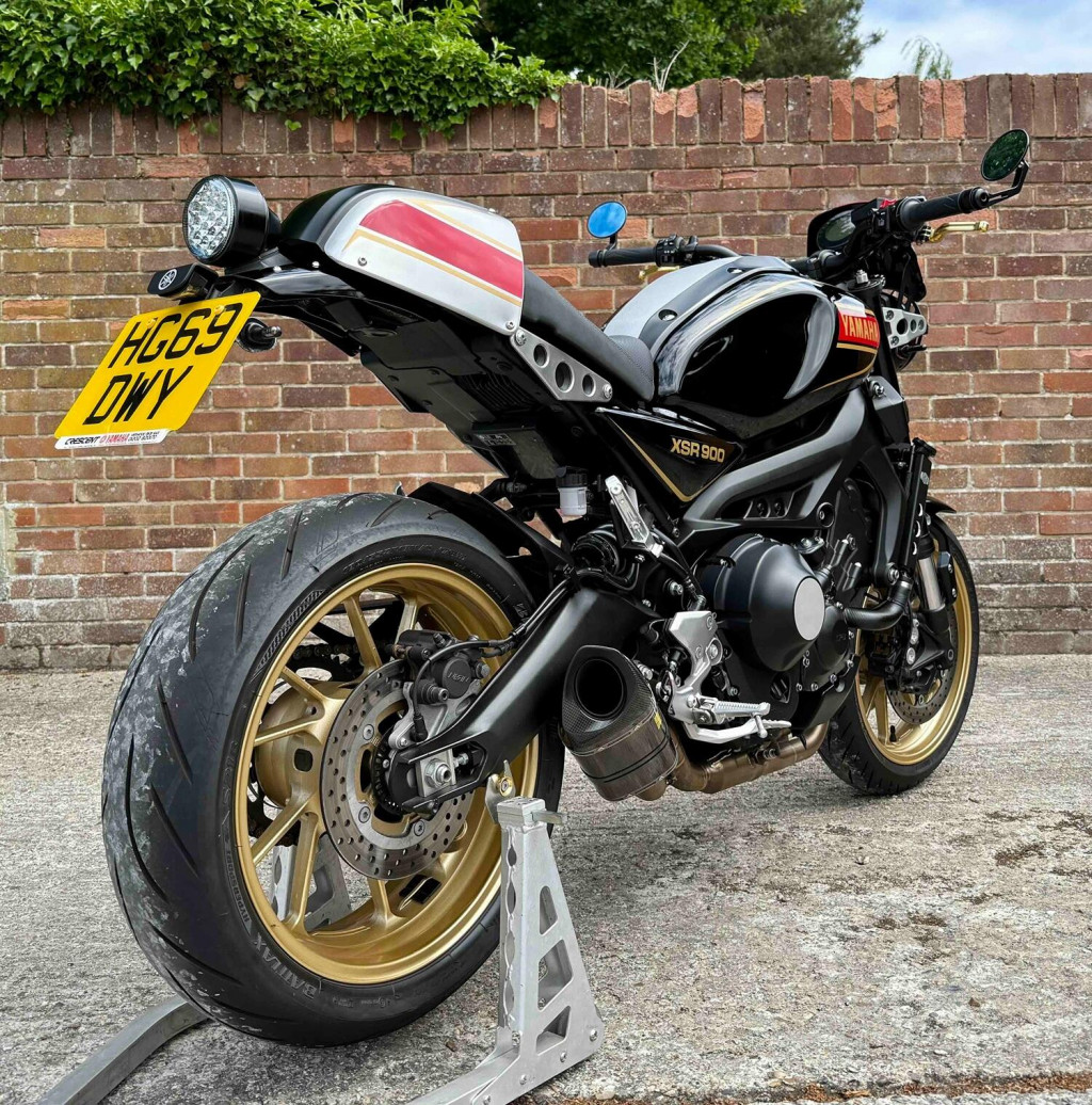 YAMAHA XSR900