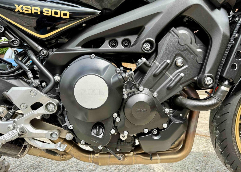 YAMAHA XSR900