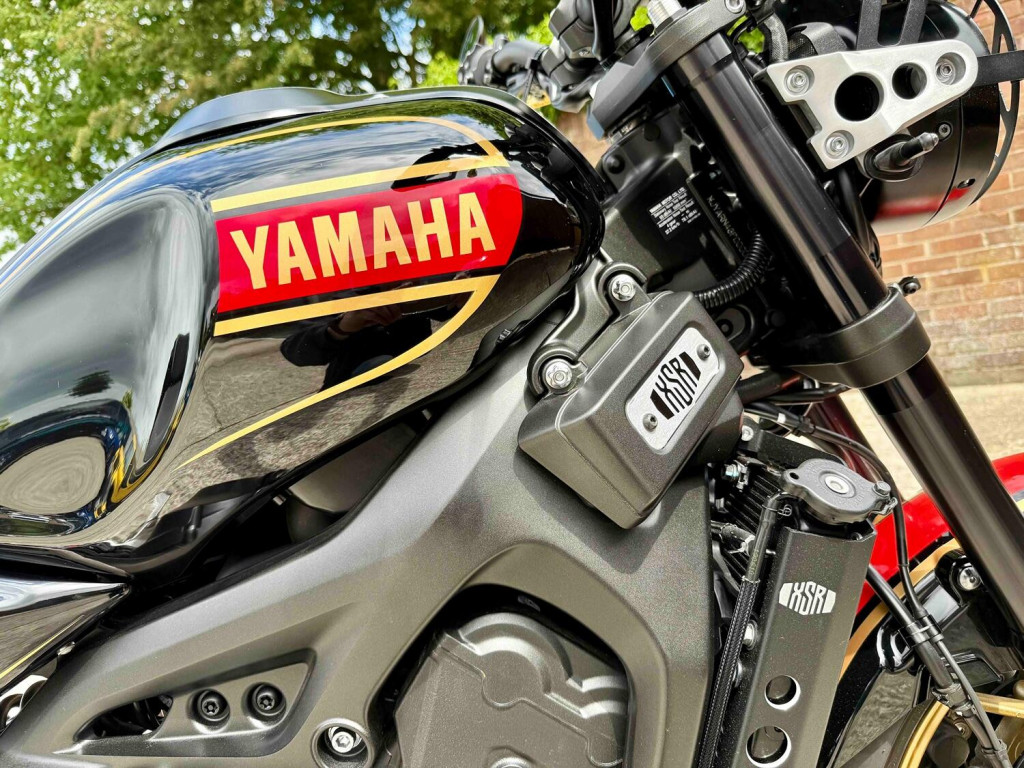YAMAHA XSR900