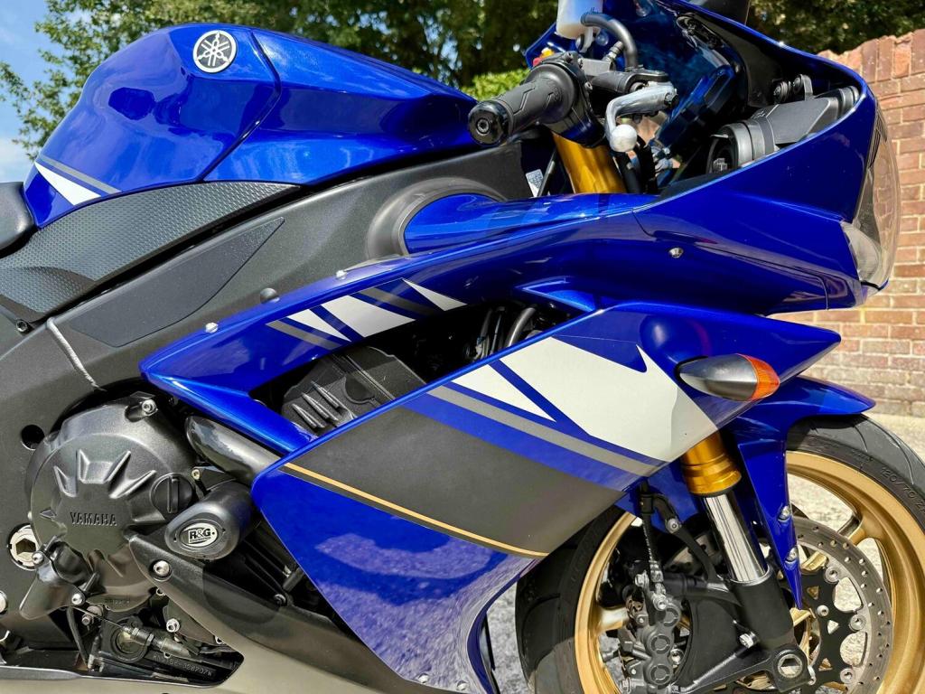 YAMAHA R1