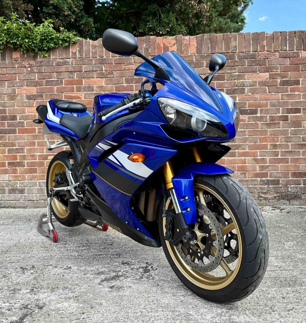 YAMAHA R1