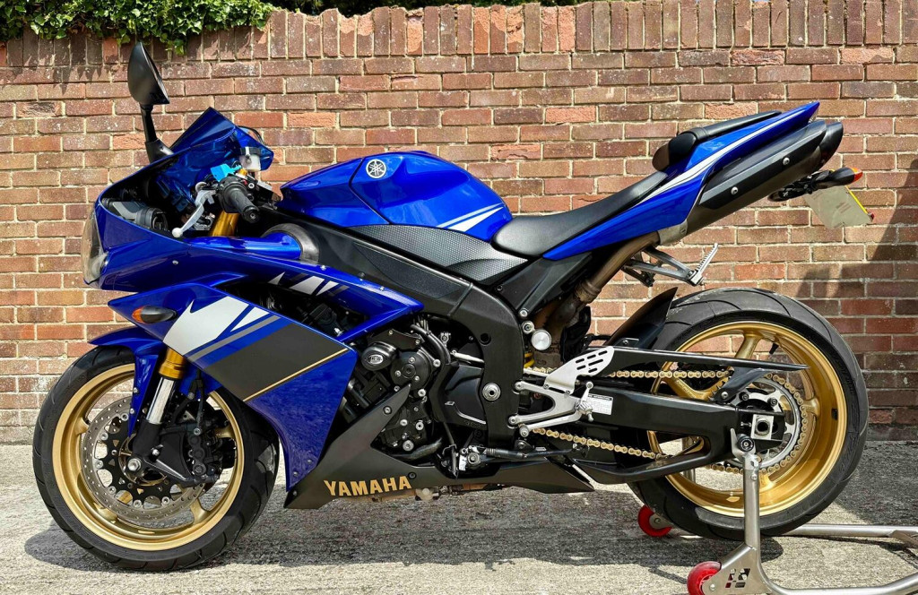 View YAMAHA R1 