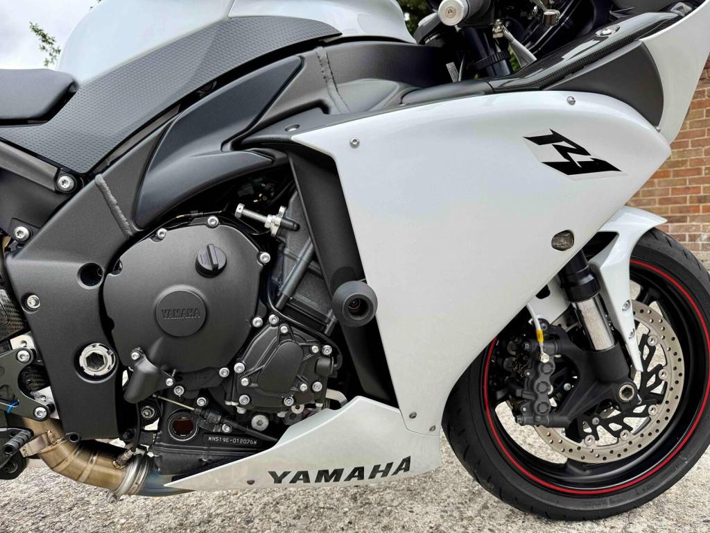 YAMAHA R1