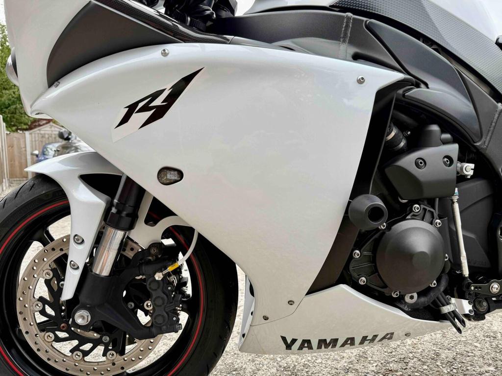YAMAHA R1