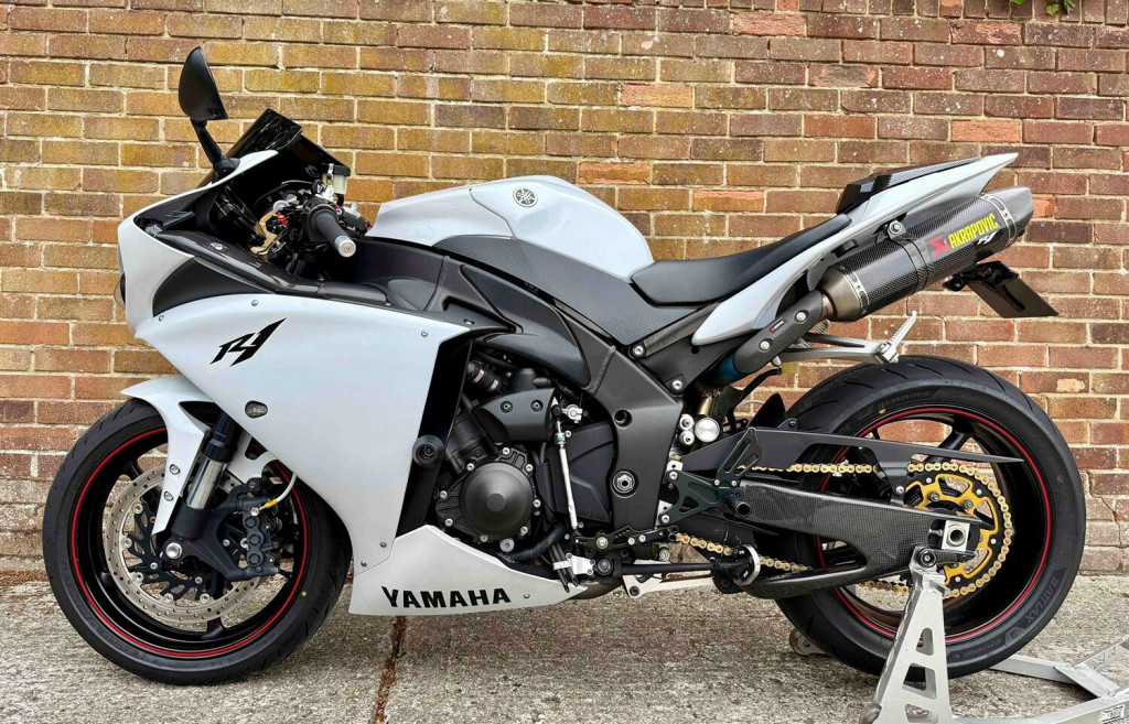 View YAMAHA R1 