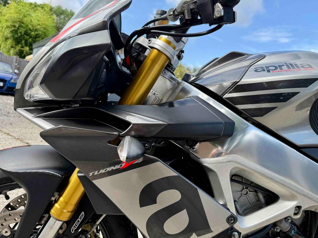 APRILIA Tuono 1100 V4