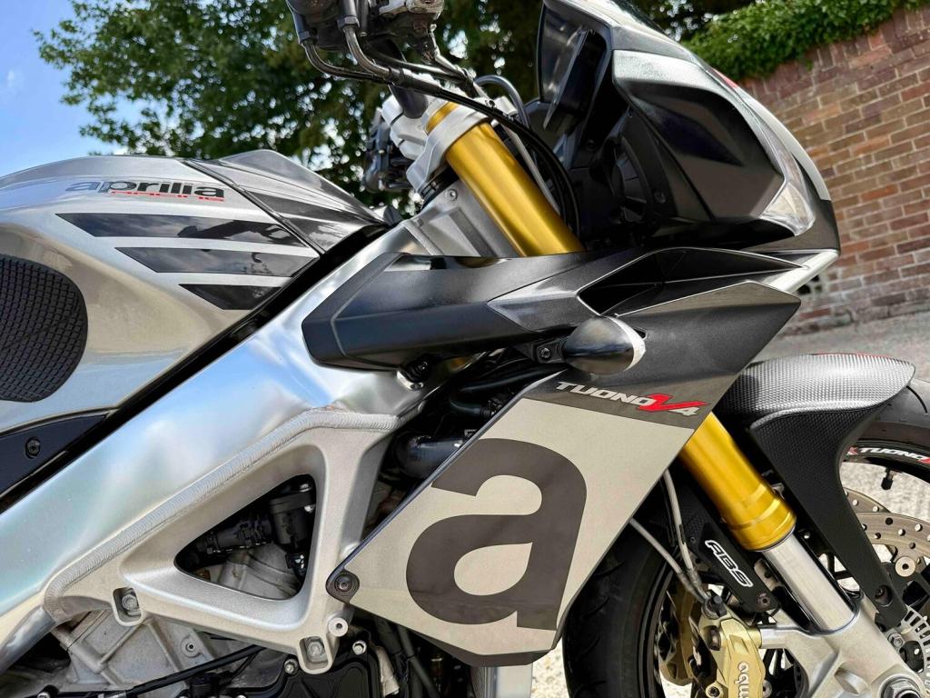 APRILIA Tuono 1100 V4