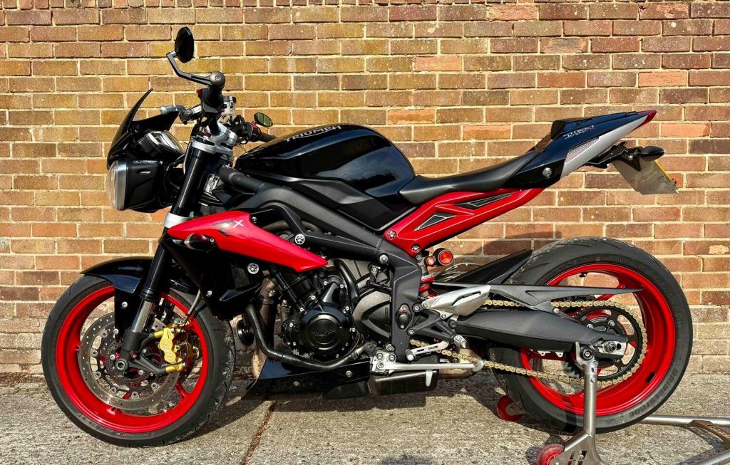 View TRIUMPH STREET TRIPLE 675 RX