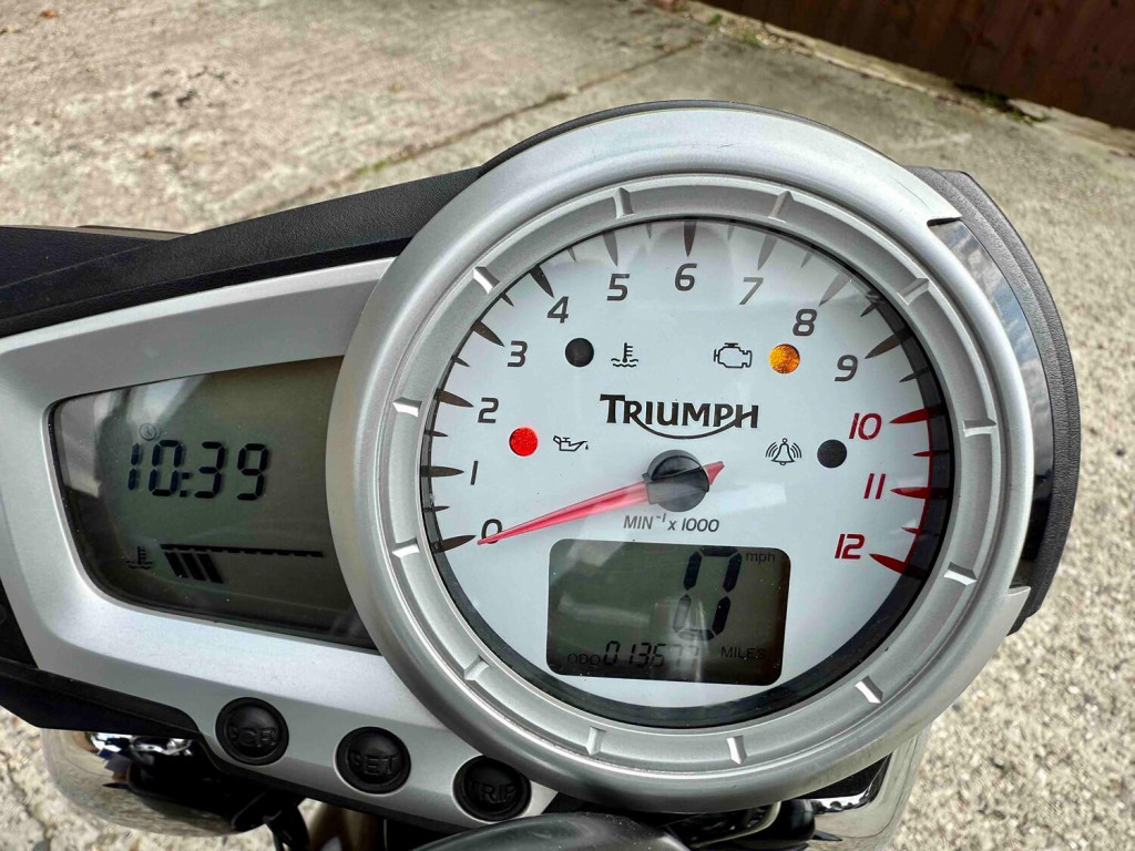 TRIUMPH SPEED TRIPLE 1050