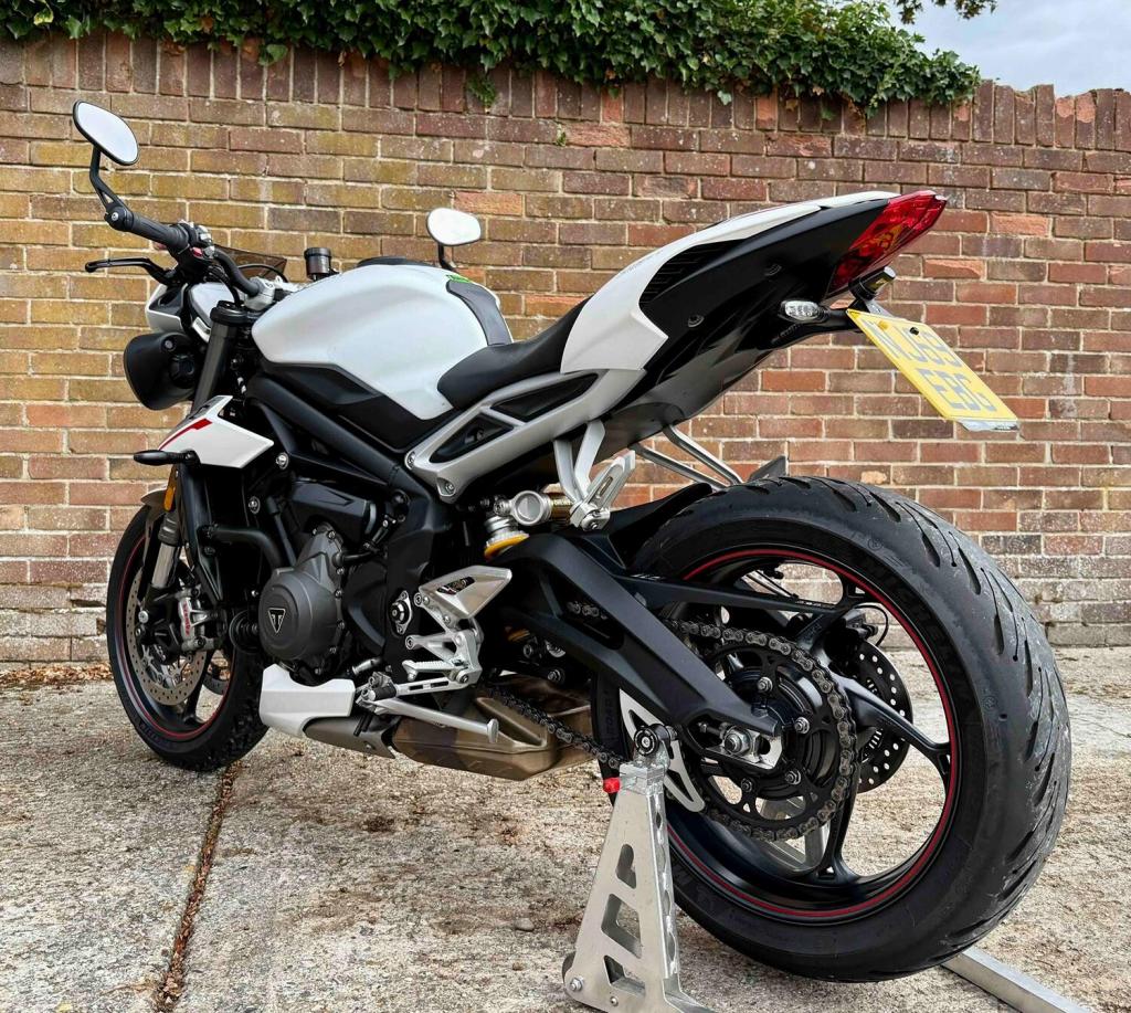 TRIUMPH STREET TRIPLE 765