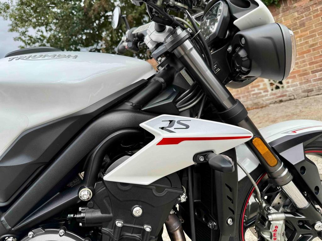 TRIUMPH STREET TRIPLE 765