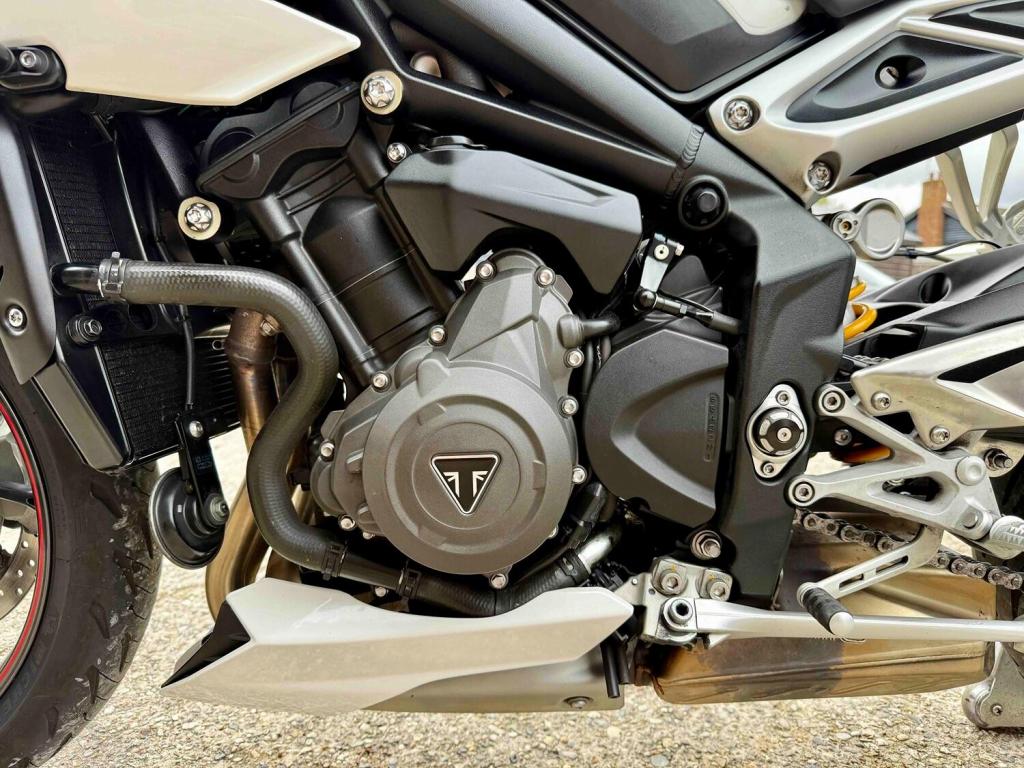 TRIUMPH STREET TRIPLE 765