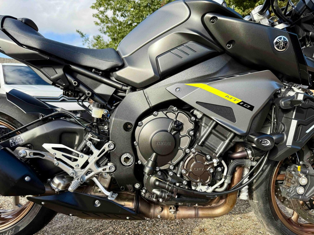 YAMAHA MT-10