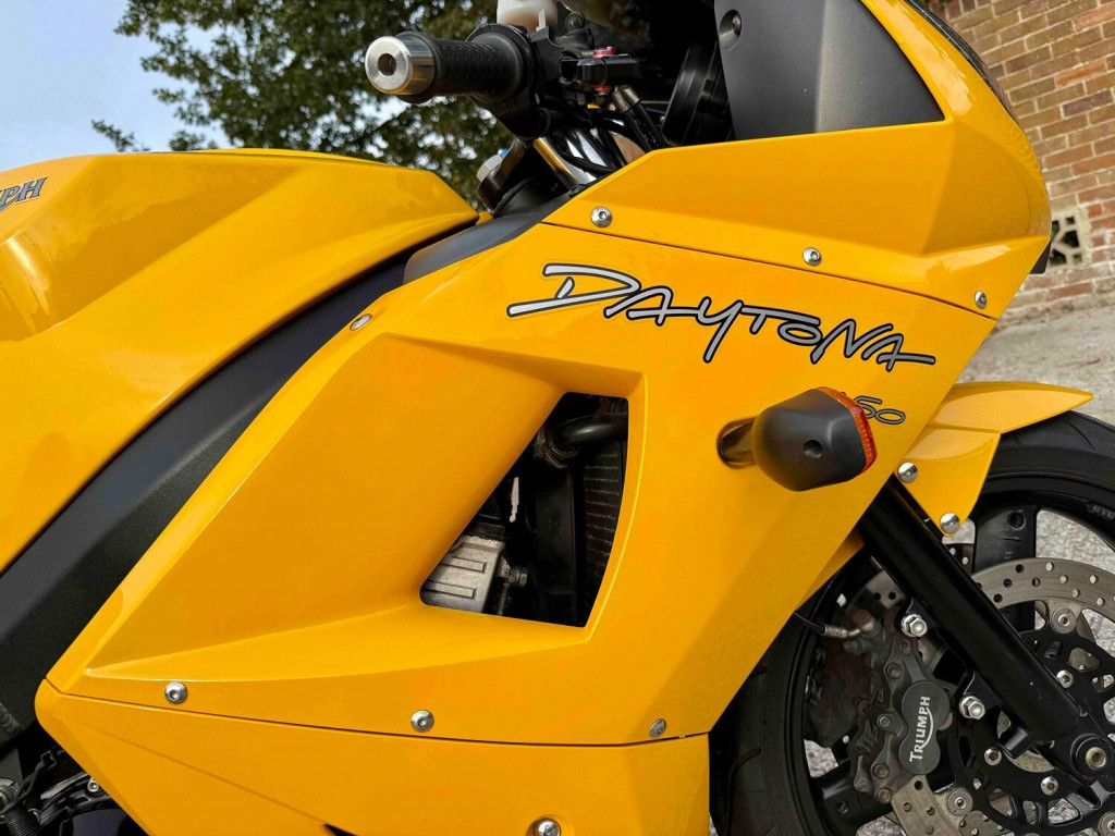 TRIUMPH DAYTONA 650