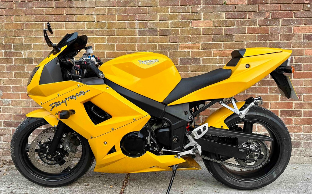 View TRIUMPH DAYTONA 650 
