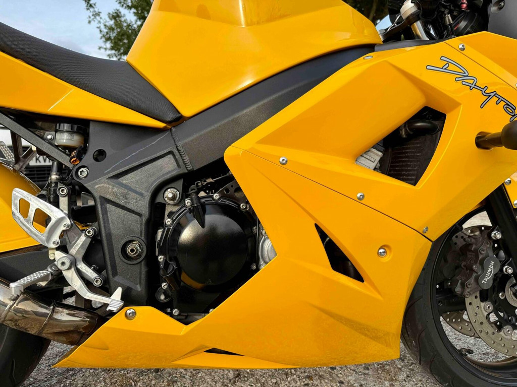 TRIUMPH DAYTONA 650